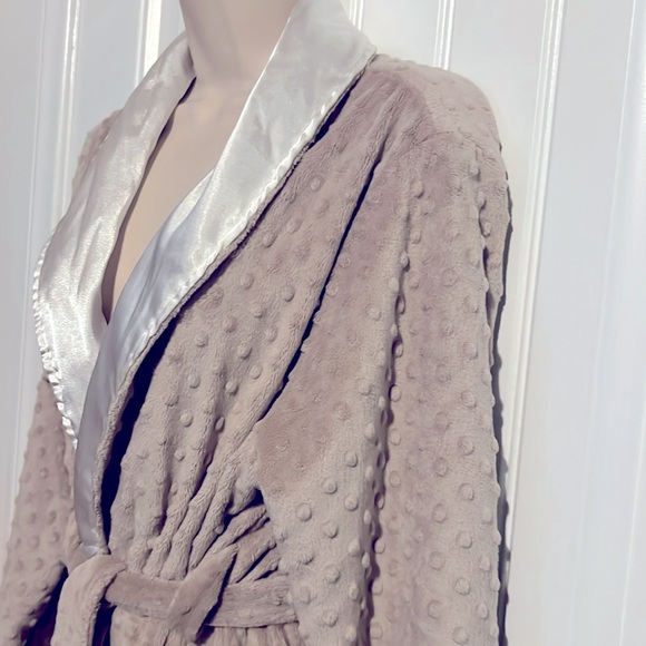 Gorgeous white satin lined robe - Picture 3 of 8